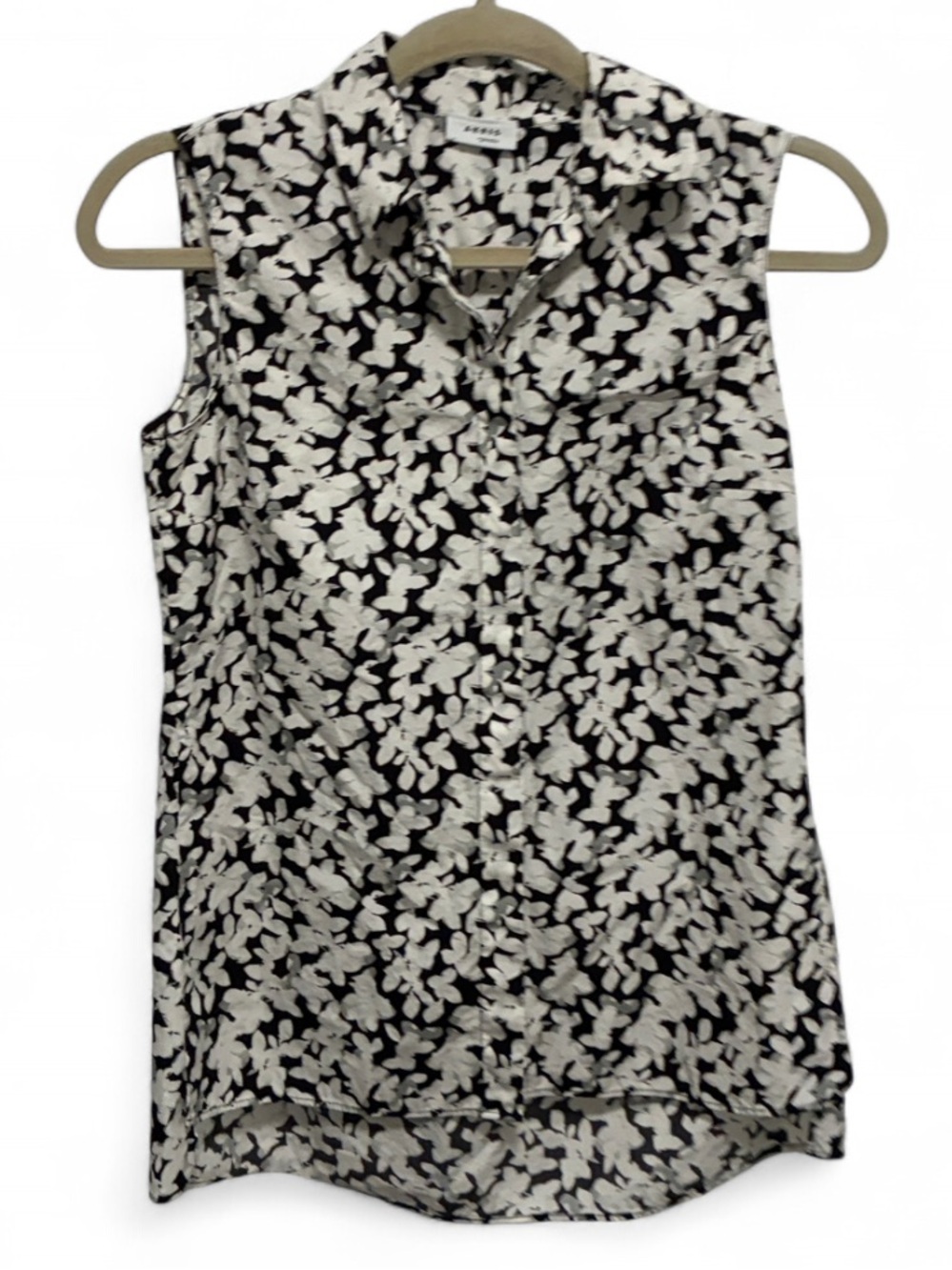 Akris Punto Sleeveless Black & White Floral Button Down Top